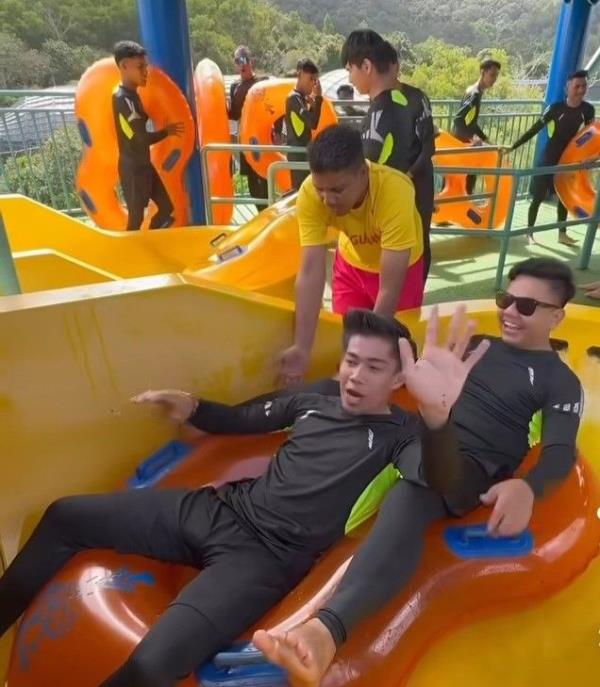 Khairul's staff had a splashing good time during their holiday in Penang. 