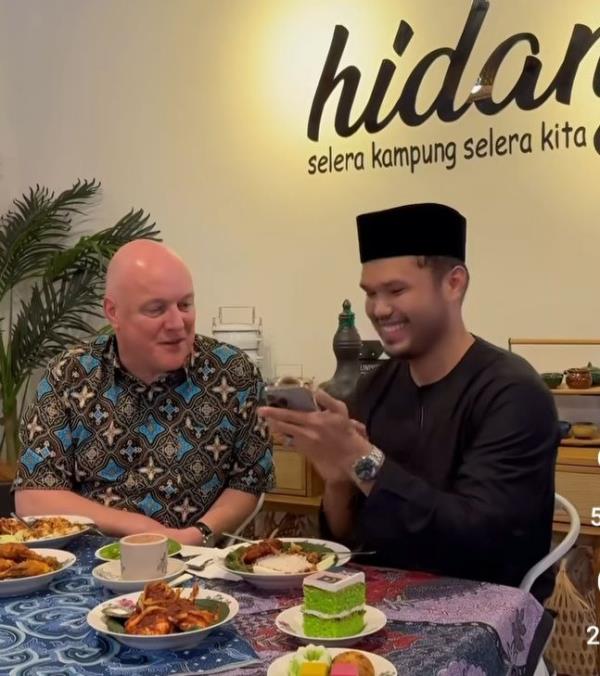 Khairul took the opportunity to introduce Malaysian breakfast items, including nasi lemak, roti jala and teh tarik to Luxon (left). 